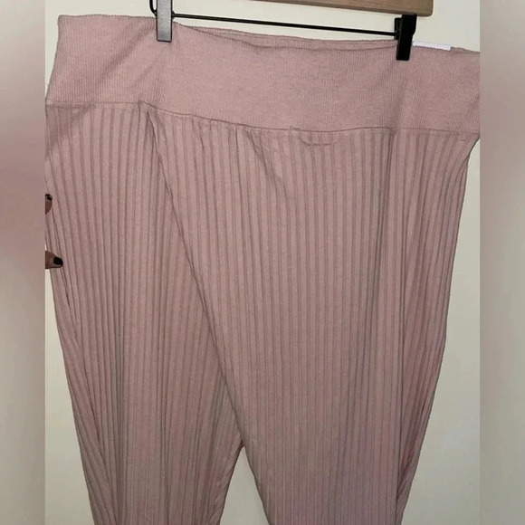 Nike Luxe Ribbed High Rise Crossover Pants - NWT - Picture 3 of 9